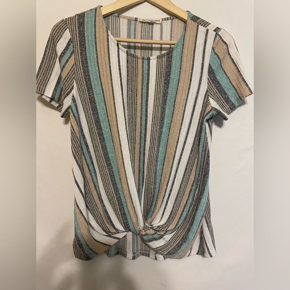 😍Above & beyond Women’s size S blouse 💕